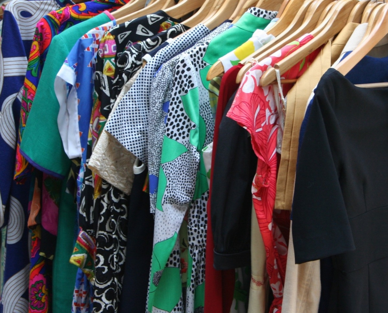 vente-LA ROQUETTE SUR VAR-min_dresses_apparel_clothing_clothes_clothes_hangers_wooden_hangers_retail_shop_closet-1149845